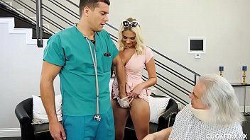 تشغيل الإباحية مع رجل عجوز يستدعي الطبيب الذي يخترق عشيقته الشابة بجانبه