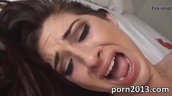 تشغيل مارست الجنس في مؤخرتها لأول مرة وبدأت في البكاء