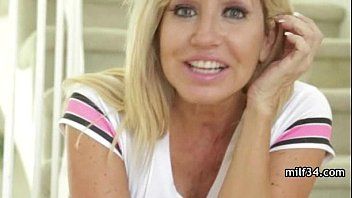 Reproduzir Lebiana vai até a namorada loira e faz sexo com ela com vibrador