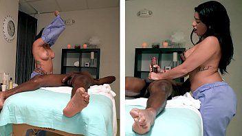 Reproduzir Ele massageia seu pênis e depois o lambe com muito sexo