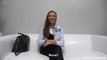 Reproducir Xnxx hermoso casting con una adolescente pasando la prueba