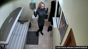 Odtwórz Dojrzała blondynka sfilmowana? z kamerą ukrytą w solarium