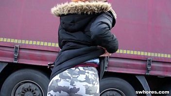 Abspielen Rothaarige Hure gibt auf einem Parkplatz gegen Geld einen Blowjob