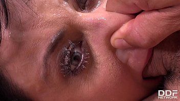 تشغيل امرأة سمراء قوية للقيام XXX كس والشرج مع الذكور المنحرفة