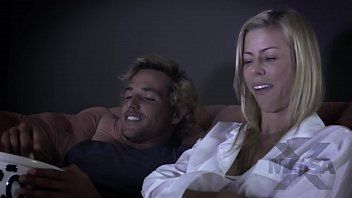 Jouer Blonde wiska veut être pénétrée et éjaculée directement dans son cul films porno tard dans la nuit