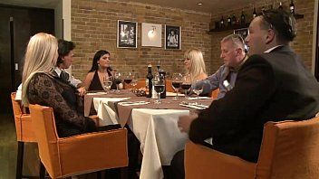 Reproducir Tiene sexo oral en el baño del restaurante donde salió a comer
