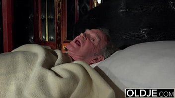 play خادمة شقراء استغل من قبل رجل عجوز