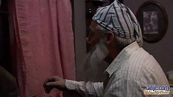 تشغيل فيلم سكس مثير للغاية مع الجدة تمتص قضيب الرجل العجوز جيدًا