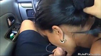 Reproduzir Uma francesa gorda é estuprada por um motorista de táxi no carro