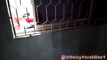 La blonde mature aide sa femme à sucer la fille noire avec un ongle et ils parviennent à se faire baiser