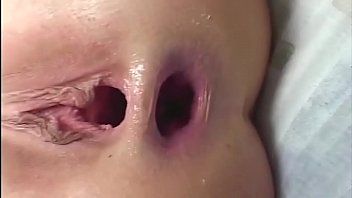 تشغيل تتسلق بين ذراعي الرجل لأنها تريد أن تضاجعه في سن صغيرة جدًا