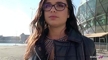 Reproduzir Garota de óculos com corpo sexy faz xxx por dinheiro