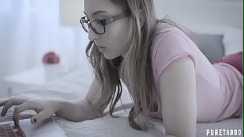 Daje oralny xxx dziewczynie z idealnym biustem, po czym ona powoli siada na jego penisie