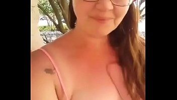 Reproduzir Ela é corajosa por fazer xxx em um lugar público