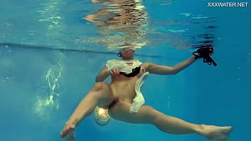 Jouer La fille bouge gentiment de la piscine excitée