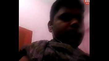 Reproducir un indio es filmado haciendo su pata en el baño