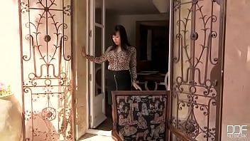 Reproduzir Garota de aldeia muito alta que adora ser fodida em sua buceta gostosa