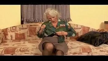Reproduzir Nessa discoteca, mulheres maduras recebem de casa homens gostosos prontos para