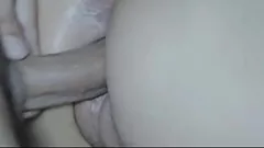 Jouer Un amateur maigre se fait baiser fort et rapidement sur la table