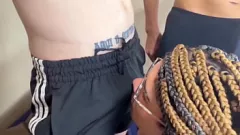 Abspielen Gangbang-Blowjob: Sofie Lollipop nimmt zwei große Schwänze tief in die Kehle