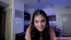 Abspielen Die zierliche brünette Pornostarin Violet Starr verhilft ihrem Stiefvater zu einem intensiven Cumshot