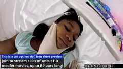 تشغيل دكتور تامبا يغرق امرأة سمراء صغيرة ميني روز في نائب الرئيس على BlastABitchCom