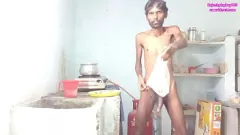 Reproducir La cocina picante de Aalu Curry se convierte en una sesión de digitación de culo lasciva con Rajesh Playboy 993