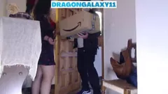 play Latina babe geeft bezorger een slordige pijpbeurt