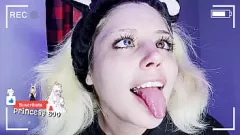 Redă O adolescentă drăguță blondă devine interracială cu bentita ei de iepure negru și peria de păr