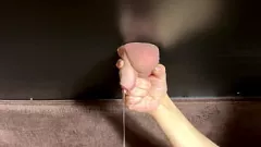 Afspelen Brunette's kleine lul handjob vernedering op de melktafel
