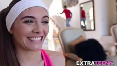 Reproduzir Petite Teen Skye em Intense Hardcore Threesome com Big Cocks