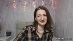 Redă Emisiunea aburată de webcam-uri a unei fete amatoare brunete