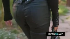Reproducir Natalie Mars: Dominando el coño de Kristen Scott como amante de los transeúntes