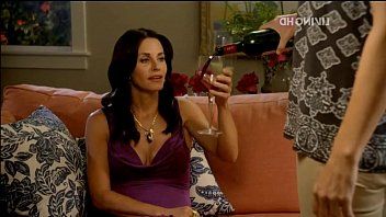 Reproduzir A vadia mistura um bom vinho e fode todo mundo