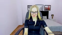 Jouer Euro blonde dans des lunettes montre de petits seins sur webcam