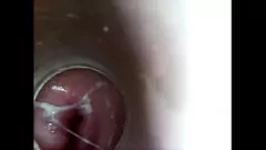 Jouer Self-fuck de 8 pouces: une vue rapprochée d'une chatte humide dégoulinante