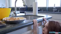 Odtwórz Madi Collins i Michael Swayze w „Want Some Cake?”: Pyszna oferta nastolatka