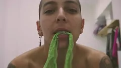 Reproduzir Deusa hispânica tatuada em cabelos verdes realiza strip -tease fumegante