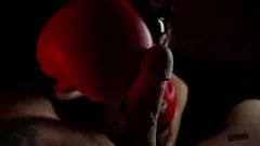 Redă Mistress domină cu mănuși de box și cu mușchiul mare de pula