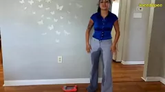 Jouer Des filles désespérées mouillent leur jean serré avec une surprise de pipi - Extreme Omorashi Porn