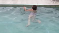 Redă Păros milf ras păsărică pentru acțiune de bikini la plajă fierbinte