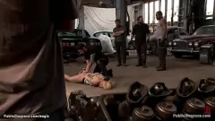 Reproduzir Garganta Profunda Loira Dominada em Sexo em Grupo BDSM Público