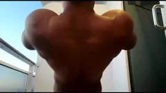 Redă Muncitorul de demolare senzuală invită pentru un timp sexy de duș