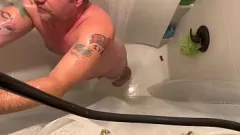 Redă Privind un urs dolofan cum se smuciază sub duș este cea mai bună surpriză de dimineață