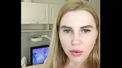 تشغيل تقدم SugarNadya عرضًا عن قرب لإزالة الشعر بالشمع على الأرجل الناعمة لشقراء ساخنة بمؤخرة مثالية