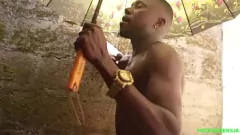 Abspielen Lassen Sie sich von Leidenschaft durchnässen, während eine sexy BBW aus Ebenholz mit einem Regenschirm im Regen einen intensiven BBC genießt