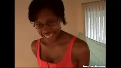 Reproducir Una pequeña adolescente de ébano con gafas le hace una mamada alucinante a una polla blanca en esta escena fetiche interracial dura