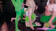 تشغيل الصديقات في سن المراهقة بشكل عاهرة يتقاسمن الديك والحنجرة العميقة في الحانة أثناء حفلة رباعية برية