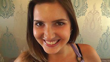 Reproducir Le llena toda la cara de mucha libertad para hacerla ver como una follada