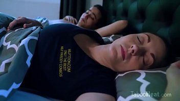Reproducir Follada con una sexy morena follada por el coño cuando duerme